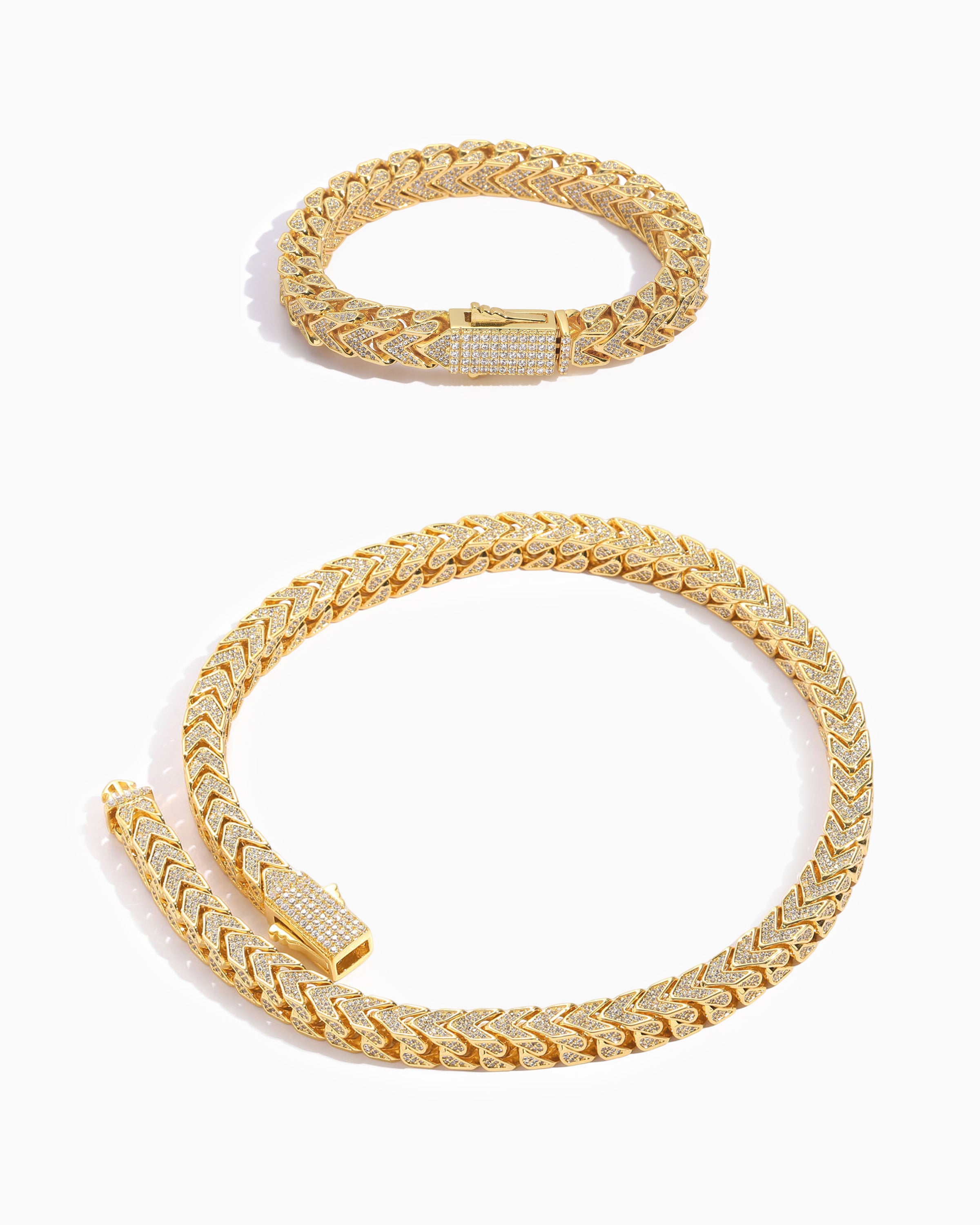 18K V-Guard pet and owner matching necklace set in gold, featuring a stylish dog collar and dog necklace for pets and owners