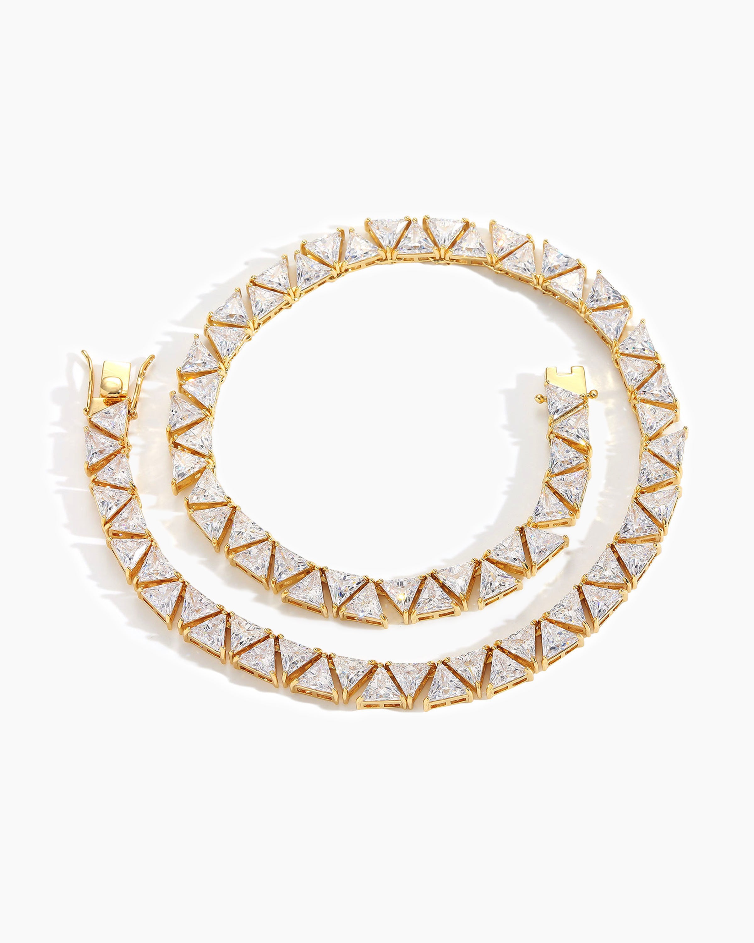 Starbond Pet Necklace — a shimmering necklace symbolizing the unbreakable bond between pets and their owners, featuring star-inspired charms and elegant metallic details.