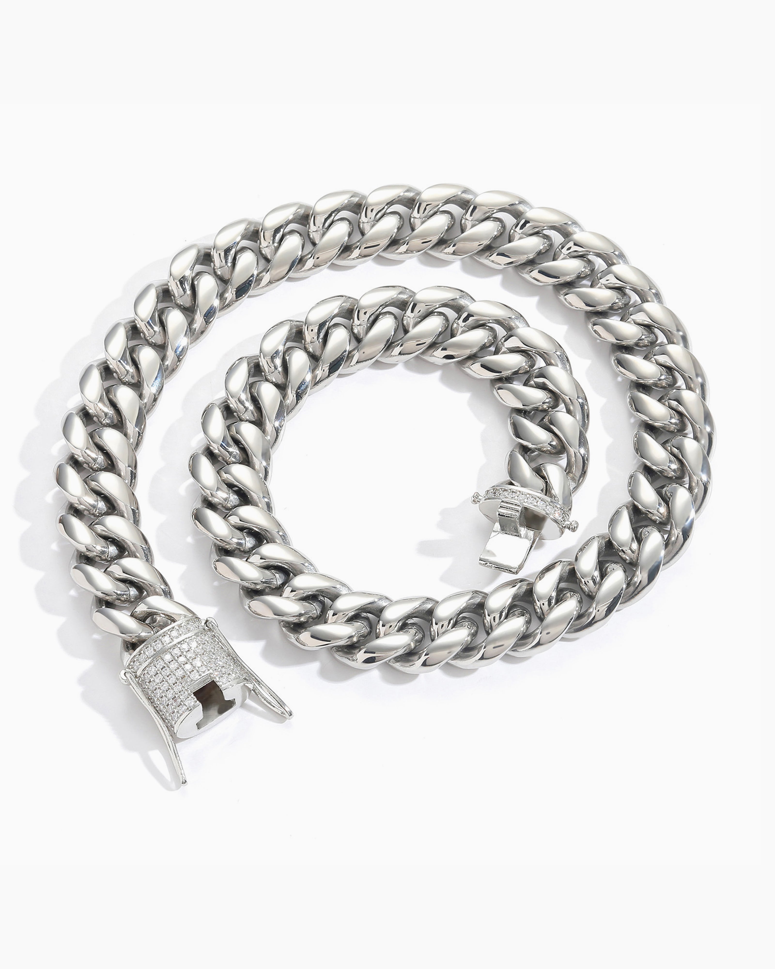 Dog chain collar in Cuban link style, modern pet jewelry for everyday wear
