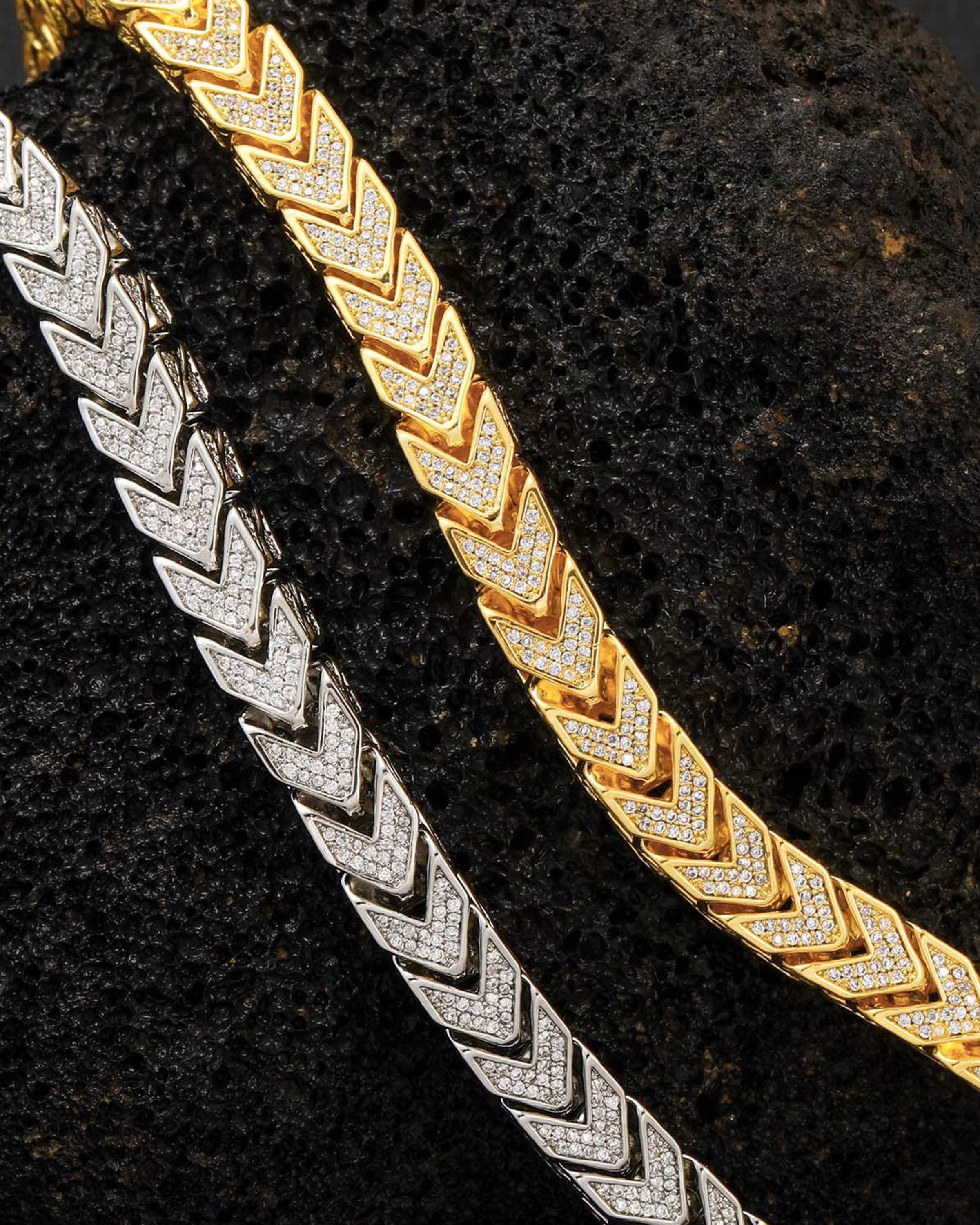 Matching pet necklace collar in 18K gold, fashionable pet jewelry